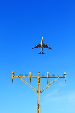 kalkış pisti havalimanından gündüz, üzerinde yukarı uçak fly