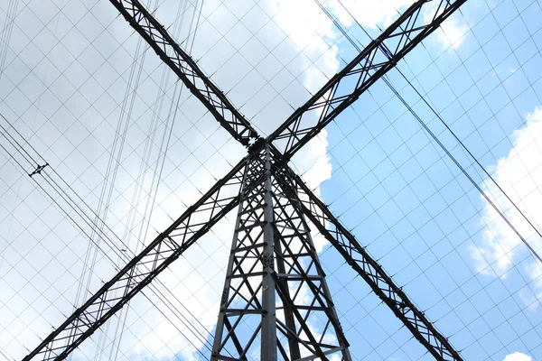 Zvláštní druh energie přenosu věže s kabely — Stock fotografie