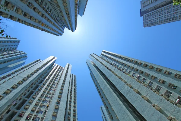 Edificio de apartamentos lleno de gente en Hong Kong — Foto de Stock
