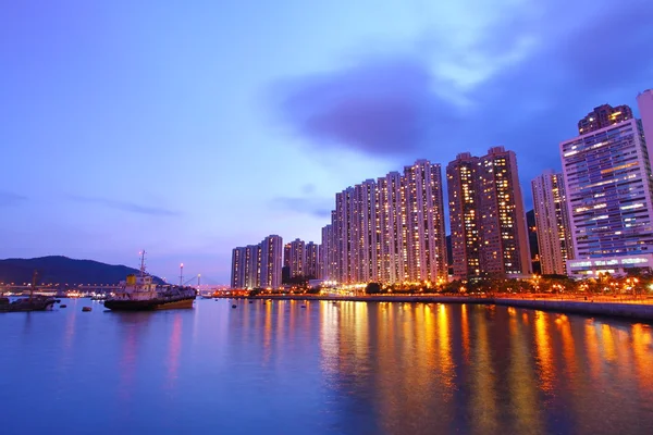 Гонконгская гавань с движущимися кораблями в сумерках — стоковое фото