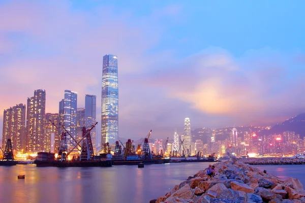 Hong kong haven met het verplaatsen van schepen in de schemering — Stockfoto