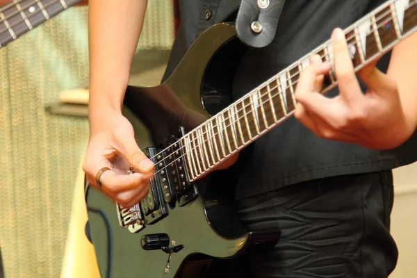Грати на гітарі — стокове фото