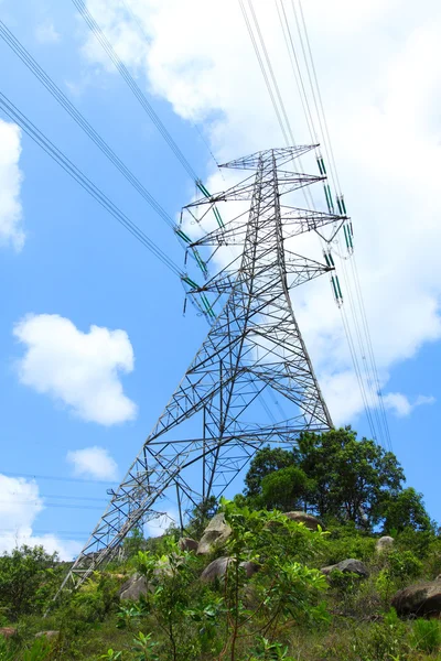 Torre de transmissão de energia com cabos — Fotografia de Stock