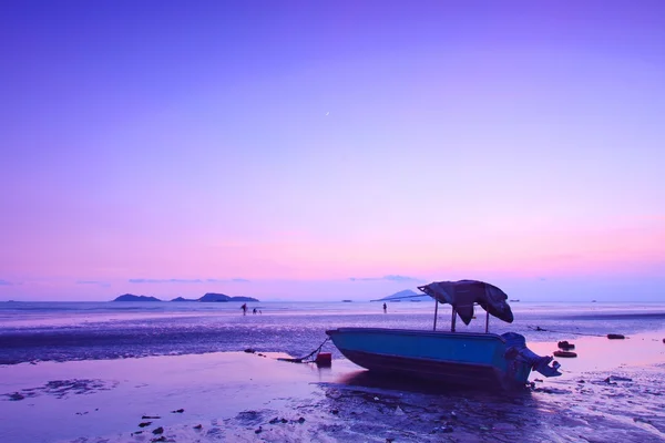 Západ slunce na pobřeží za soumraku v hong Kongu — Stock fotografie