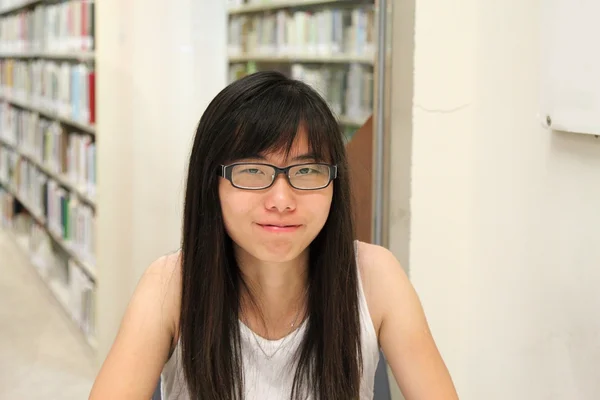 Asyalı kız öğrenci kitaplığı — Stok fotoğraf