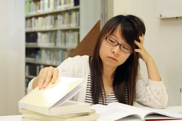 Asiatique fille étudiant dans bibliothèque — Photo