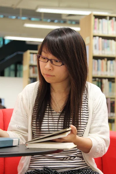 Ázsiai lány diák könyvtár — Stock Fotó