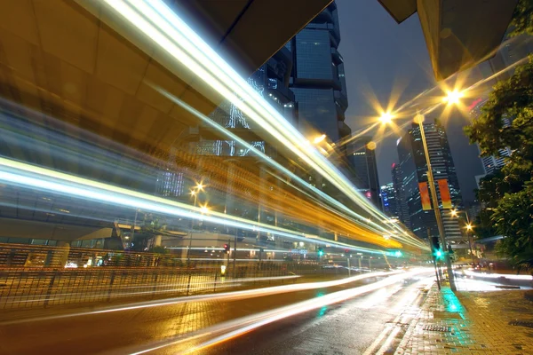 Κίνηση μέσα από το κέντρο της πόλης του Χονγκ Κονγκ, τη νύχτα — Φωτογραφία Αρχείου