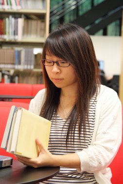 Asyalı kız öğrenci kitaplığı