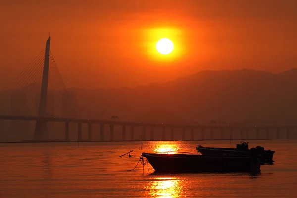 Solnedgång i hong kong längs kusten — Stockfoto