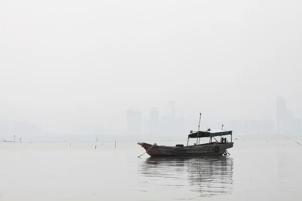 Самотній човен на морі в чорно-білому тоні — стокове фото