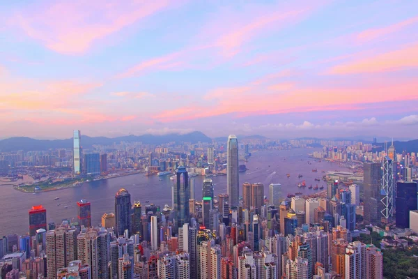 Hong kong med många kontorsbyggnader i solnedgången — Stockfoto
