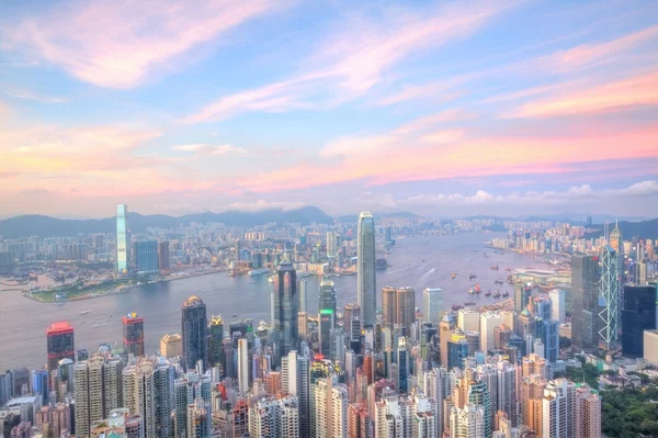 Hong Kong com muitos edifícios de escritórios ao pôr do sol — Fotografia de Stock