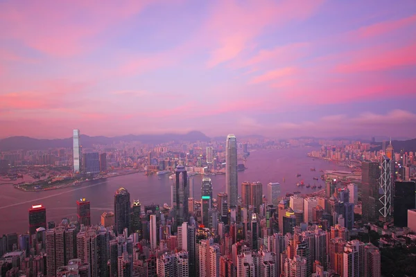 日没時の多くのオフィスビルを持つ香港 — ストック写真