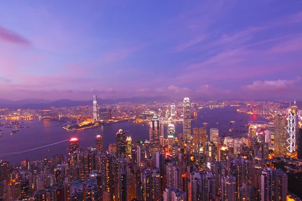 Hong kong met vele kantoorgebouwen bij zonsondergang — Stockfoto