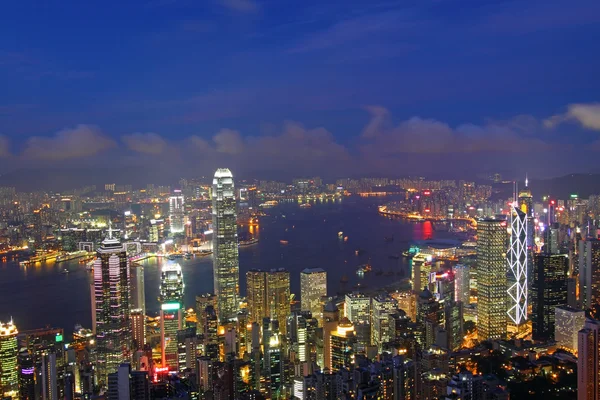 Κτίρια γραφείων στο Χονγκ Κονγκ, τη νύχτα — Φωτογραφία Αρχείου
