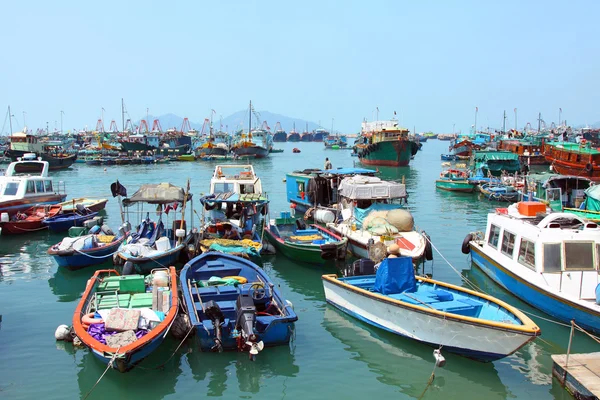 Barche da pesca e casa ancorate nel porto di Cheung Chau. Hong Ko — Foto Stock