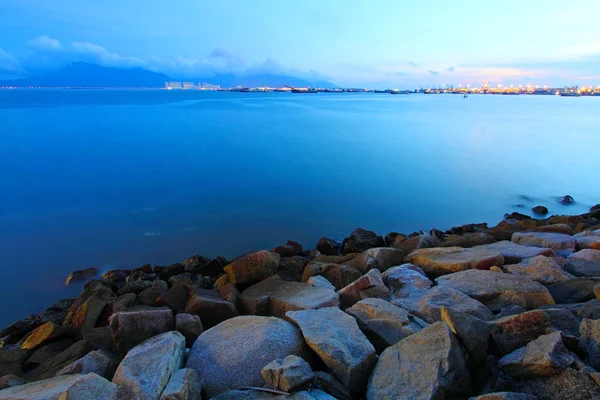 Sunset along the coast in Hong Kong with rocks — Stock Photo, Image