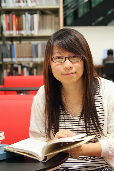 Asiatisk tjej student i biblioteket — Stockfoto