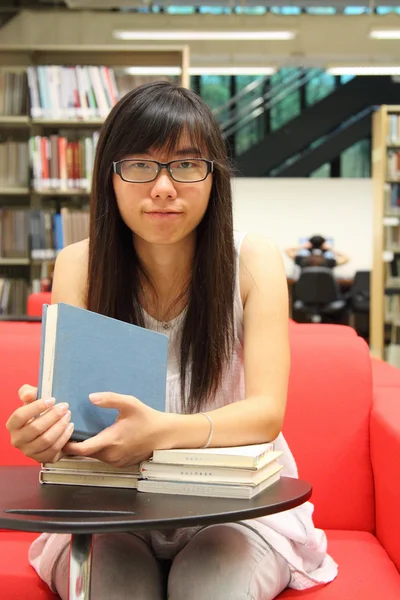 Азіатська дівчина студент в бібліотеці — стокове фото