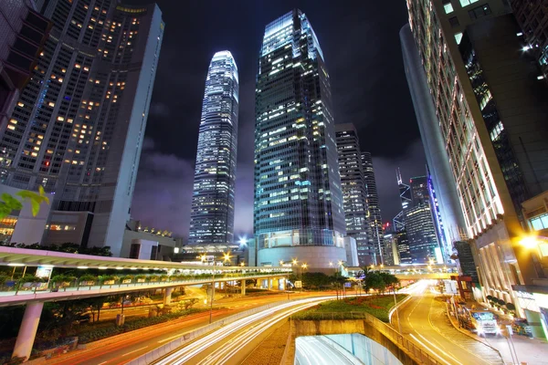 Liikenne Hongkongin keskustan läpi yöllä — kuvapankkivalokuva