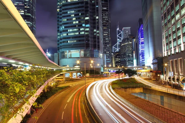 Tráfico por el centro de Hong Kong por la noche — Foto de Stock