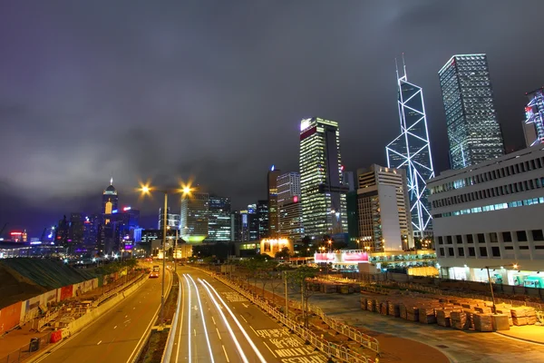 Provoz přes centrální hong kong v noci — Stock fotografie