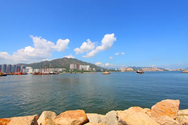 Прибрежный пейзаж Гонконга днем — стоковое фото