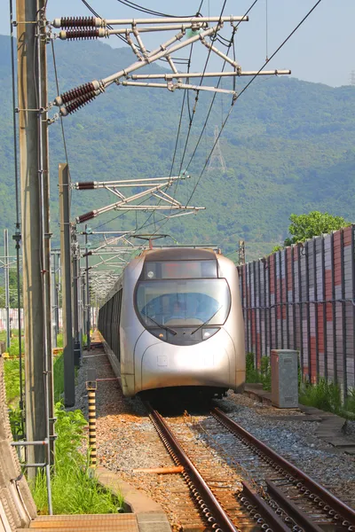 Γρήγορο τρένο με επιβάτες στο Χονγκ Κονγκ κατά την ημέρα — Φωτογραφία Αρχείου