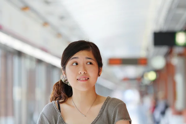 Asiatisk kvinna tänker med nyfikenhet — Stockfoto