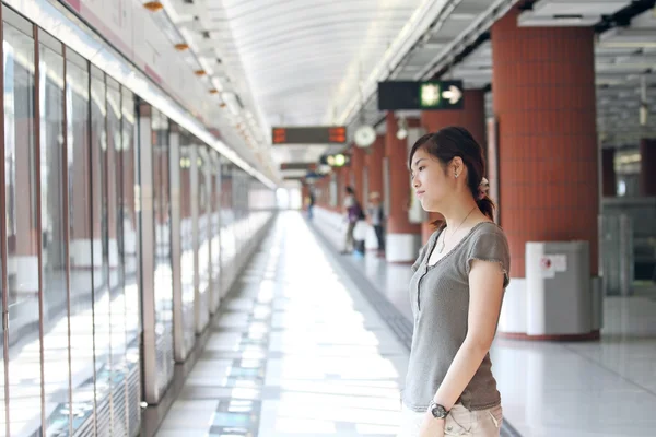 Azjatycka kobieta czeka na pociąg — Zdjęcie stockowe
