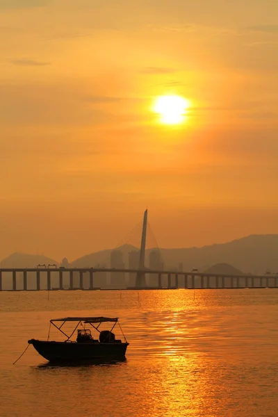 Zonsondergang langs de kust in hong kong — Stockfoto