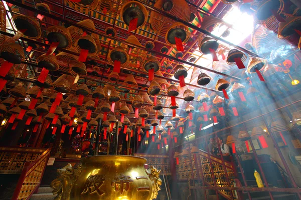 Muž mo chrám v hong Kongu s mnoha kadidlo — Stock fotografie