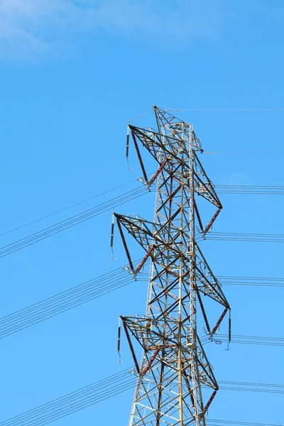 Mavi gökyüzüne transmittion kablolar — Stok fotoğraf
