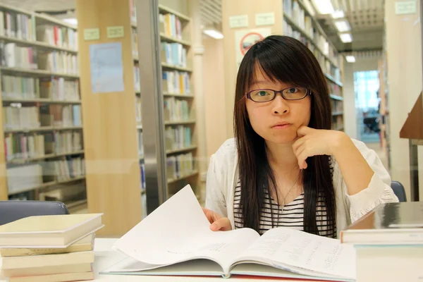 Asiatisk tjej student i biblioteket — Stockfoto