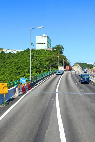 Highway in hong kong bij dag met bewegende auto 's — Stockfoto