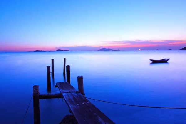 Gün batımında ahşap bir iskele boyunca sihirli saat — Stok fotoğraf