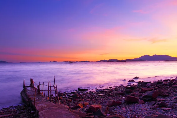Uzun pozlama altında kıyısında günbatımı — Stok fotoğraf