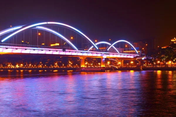 广州大桥在中国的夜晚 — 图库照片
