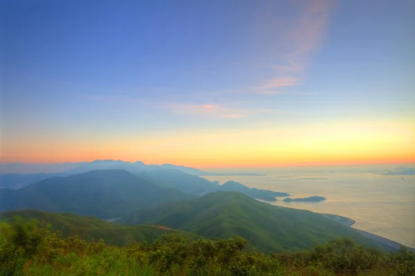 Gün batımında görkemli dağ manzarası — Stok fotoğraf
