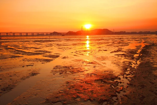Puesta de sol a lo largo de la costa — Foto de Stock