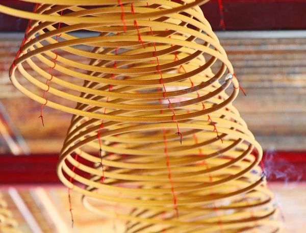 Bobina de incenso em um templo chinês — Fotografia de Stock