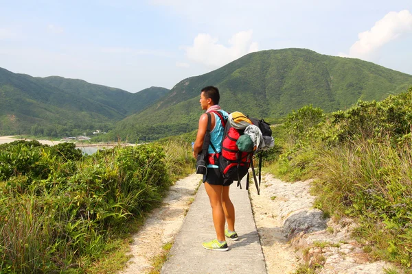 Azjatycki człowiek piesze wycieczki w okresie letnim — Zdjęcie stockowe