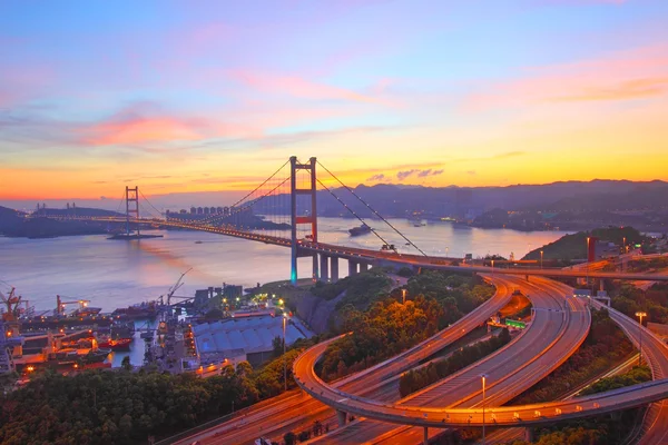 Tsing ma-bron i hong kong på solnedgång — Stockfoto