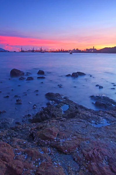 Pôr do sol ao longo da costa, longa exposição de rochas — Fotografia de Stock