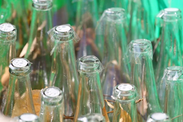 Många glasflaskor — Stockfoto
