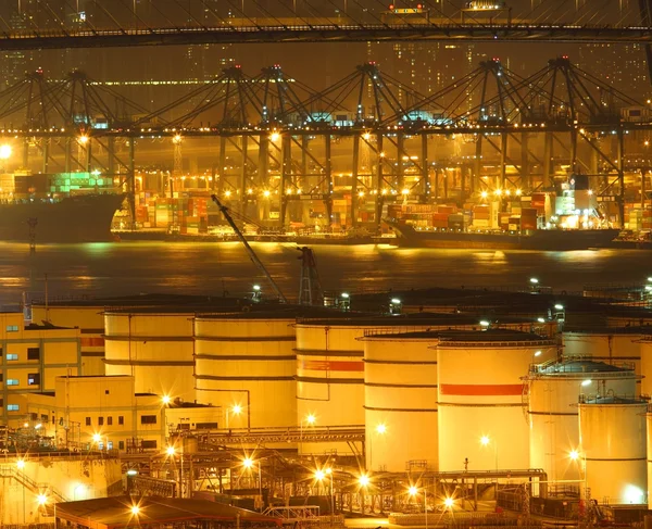 Olietanks in containerterminal — Stockfoto
