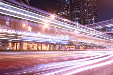 hong kong dramatik ve yoğun trafikte gece