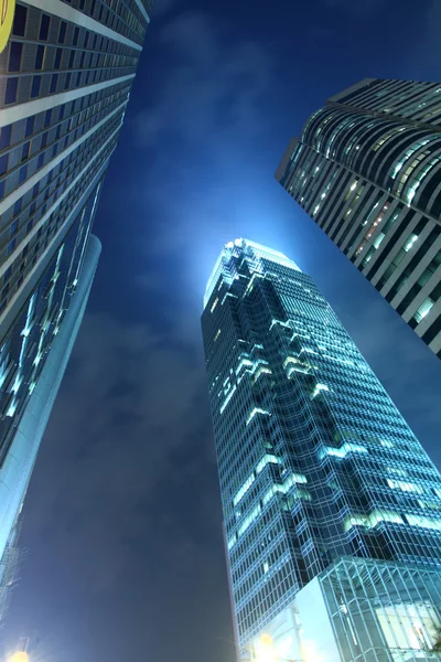 Kancelářské budovy v noci v hong Kongu — Stockfoto