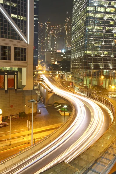 在晚上在香港的戏剧性和繁忙交通 — 图库照片